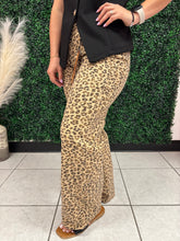 Cargar imagen en el visor de la galería, Leopard Risen Jeans