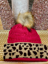 Cargar imagen en el visor de la galería, Leopard Beanie with Fuzz
