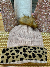 Cargar imagen en el visor de la galería, Leopard Beanie with Fuzz
