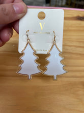 Cargar imagen en el visor de la galería, Gold Hardware Christmas Tree Earrings
