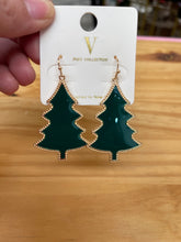 Cargar imagen en el visor de la galería, Gold Hardware Christmas Tree Earrings
