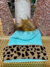 Cargar imagen en el visor de la galería, Leopard Beanie with Fuzz
