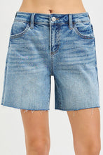 Cargar imagen en el visor de la galería, Glitzy Risen Shorts
